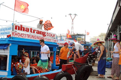 Phát triển du lịch gắn với bảo đảm an toàn cho du khách