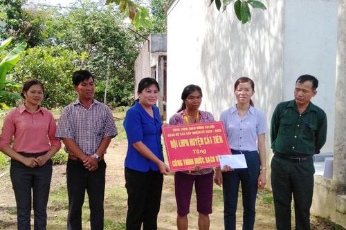 Trao tặng 5 công trình vệ sinh cho phụ nữ nghèo