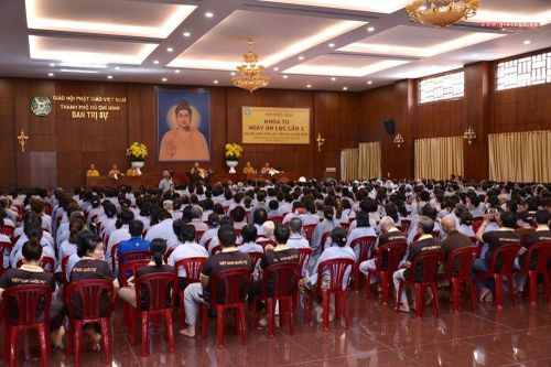TP.HCM : Tạm hoãn các khóa tu tại Việt Nam Quốc Tự, Phổ Quang