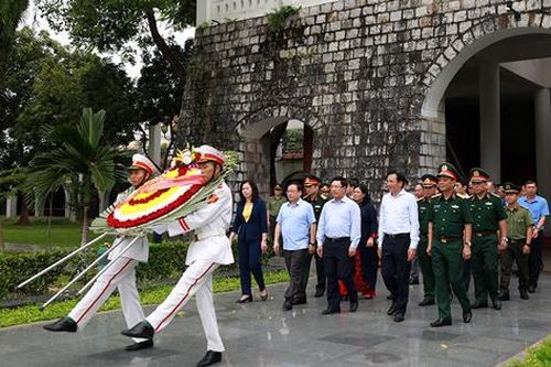 Phó Thủ tướng dâng hương tưởng nhớ các Anh hùng liệt sĩ tại Điện Biên