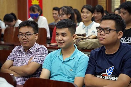 Tân thủ khoa cử nhân tài năng và bí quyết dành điểm số xuất sắc