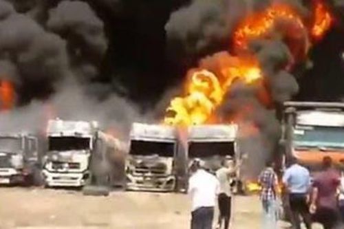 6 xe tải chở xăng Iran phát nổ bí ẩn gần khu công nghiệp