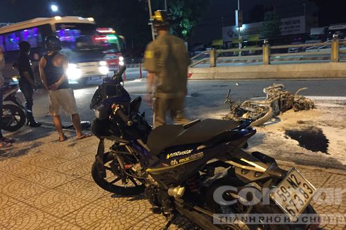 Xe tay ga cháy rụi sau tai nạn, 3 người trọng thương