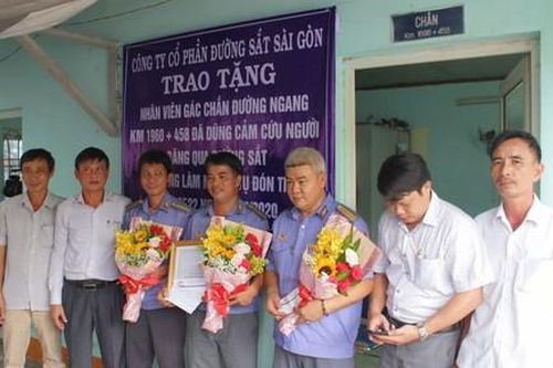 Khen thưởng nhân viên gác chắn tàu nhanh trí cứu người dân