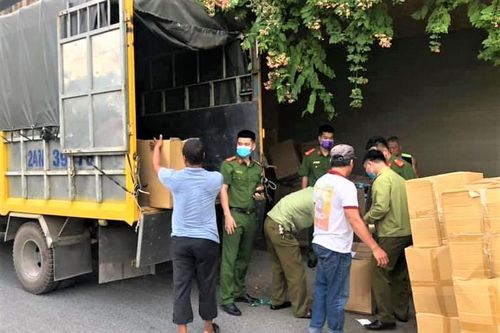 Thu giữ hơn 800.000 khẩu trang không rõ nguồn gốc ở Hà Nội