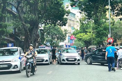 Xe taxi ''hoành hành'' trước cổng bệnh viện