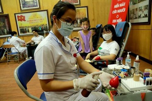 Hành trình Đỏ ở Vĩnh Phúc: Hàng trăm người đeo khẩu trang đến sẻ chia giọt máu đào