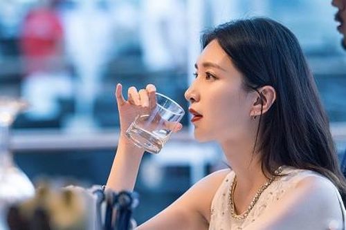 ''30 Chưa Phải Là Hết'': Đối với Vương Mạn Ni, mọi thứ đều không thể từ bỏ, trừ tình yêu