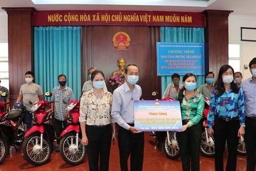 TP HCM: Trao tặng phương tiện sinh kế hỗ trợ các gia đình khó khăn