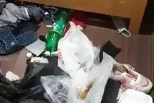 Phòng trọ ngập trong rác, quần áo bẩn của nữ sinh đại học