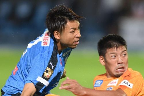 Hai bàn thắng ở J.League tái hiện pha 'ngả bàn đèn' của Ronaldo