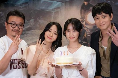Vợ chồng Lee Byung Hun ra rạp ủng hộ 'Bán đảo'