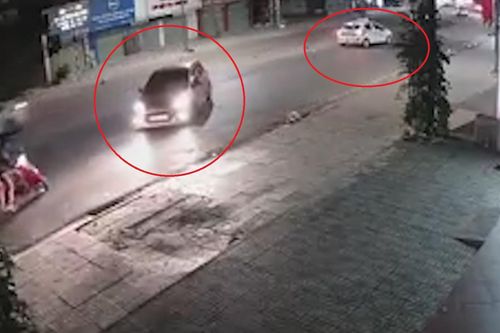 Taxi lấn làn đâm vào ôtô chạy chiều ngược lại