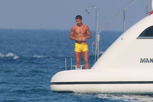 Bên trong du thuyền mới của Ronaldo