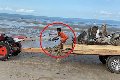 Cậu bé lái máy kéo tự chế, giúp gia đình dọn rác ở bãi biển