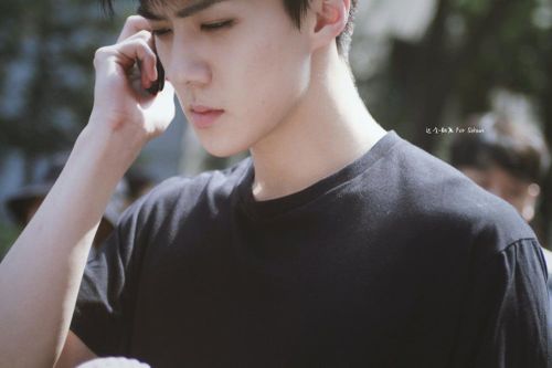 Ngắm Jin BTS và loạt nam thần K-pop sở hữu vai rộng quyến rũ
