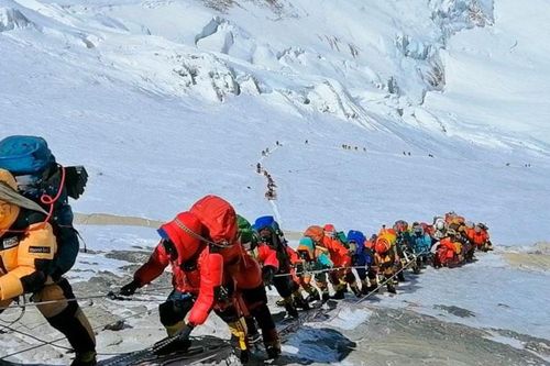 Bất chấp dịch Covid-19, Nepal cấp phép leo núi Everest trở lại