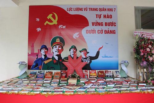 Triển lãm 'Vững bước dưới cờ Đảng'