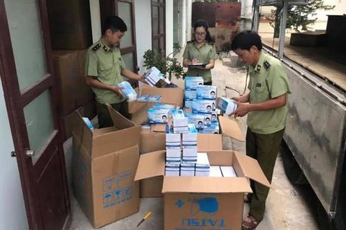 Phát hiện gần 38 nghìn hộp khẩu trang không rõ nguồn gốc