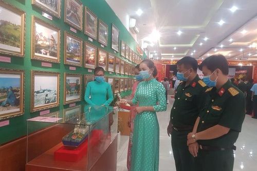 Khai mạc triển lãm 'Lực lượng vũ trang Quân khu 7 tự hào vững bước dưới cờ Đảng'