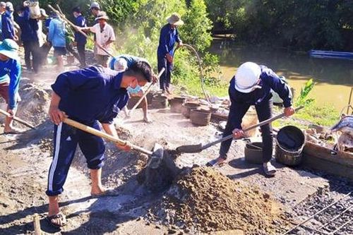 Đoàn viên thanh niên Trường ĐH Kiên Giang góp sức tu bổ trường học