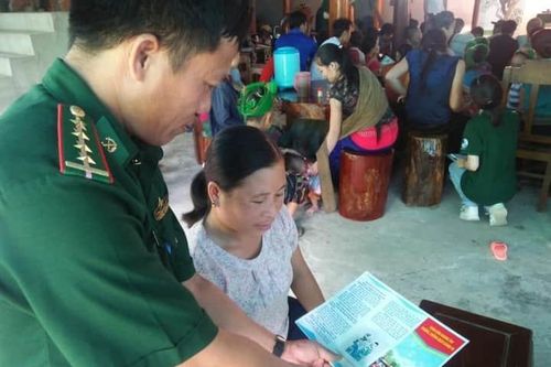 Lên tận bản tuyên truyền phòng, chống dịch Covid-19 cho đồng bào biên giới