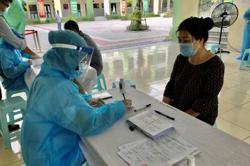 Cận cảnh test nhanh Covid-19 cho người dân tại Hà Nội