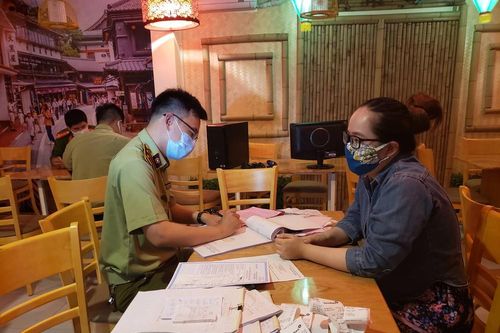 Bất chấp lệnh cấm, cửa hàng mì cay ở Đà Nẵng vẫn ship hàng cho khách