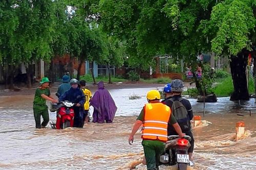 Vùng biên Đắk Lắk ngập sâu trong nước sau cơn mưa kéo dài