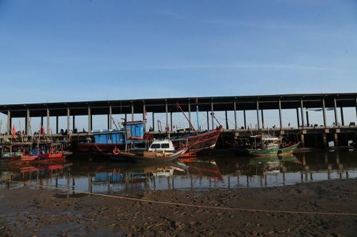 Cảng cá hơn 110 tỷ bị bồi lấp, tàu thuyền 'treo' trên cát