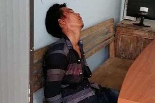 Cầm dao xông vào trụ sở đâm công an viên