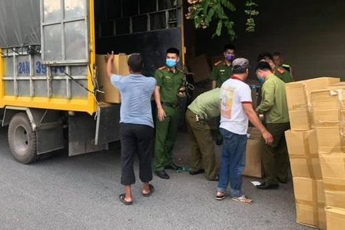 Thu giữ 300 thùng khẩu trang không rõ nguồn gốc tại Hà Nội