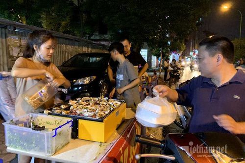 Bếp nướng hải sản thơm lừng, tràn ra vỉa hè bán 5.000 đồng/con