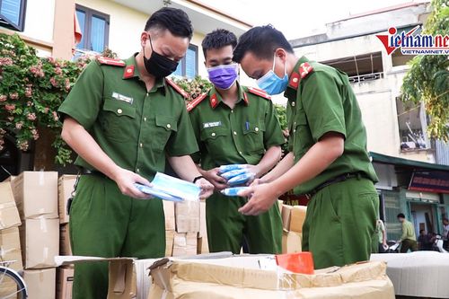 Thu giữ 800 nghìn khẩu trang không rõ nguồn gốc tại Hà Nội