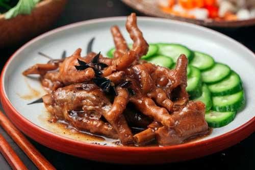Chân gà luộc ăn mãi cũng nhạt miệng, làm ngay món chân gà om ngũ vị thơm lừng, chồng khen nức nở