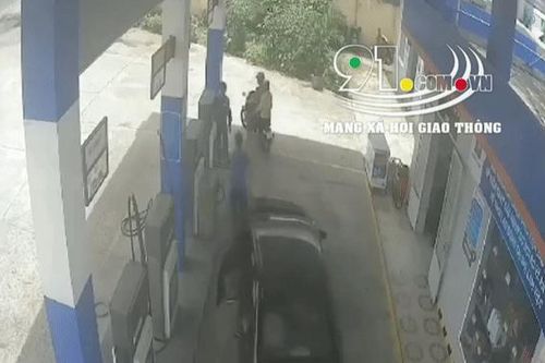 Clip: Nhấn nhầm chân ga, nữ tài xế đâm nhiều người vào cây xăng trước khi lao vào tường