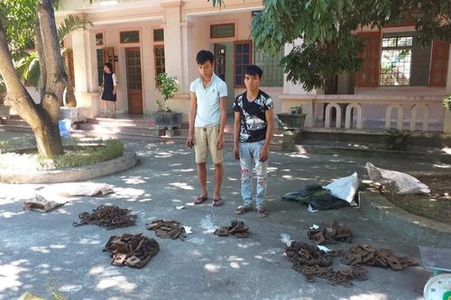 Thiếu tiền chơi game, 2 thanh niên rủ nhau tháo thiết bị đường sắt bán
