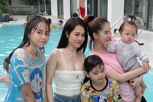 Ngọc Trinh bị chị gái ruột lấn át khi khoe dáng gợi cảm tại bể bơi cùng gia đình