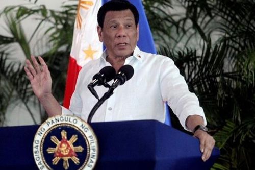 Tổng thống Philippines khuyên người dân khử trùng khẩu trang bằng xăng