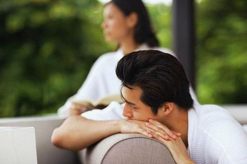 Đang ngồi chờ vợ ký đơn ly hôn, tôi bàng hoàng khi bức tranh treo tường tuột móc rơi xuống