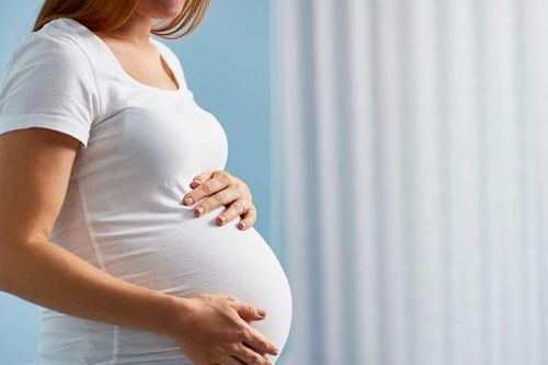 Người chồng vào phòng sinh chụp được 3 bức ảnh 'kinh điển'