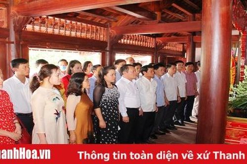 Đoàn đại biểu ngành tuyên giáo tỉnh Thanh Hóa dâng hương tại các khu di tích cách mạng