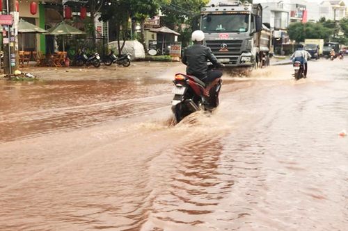 Pleiku: Mưa lớn khiến đường Tôn Đức Thắng bị ngập