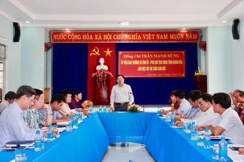 Ông Trần Mạnh Dũng làm việc với thị trấn Cam Đức