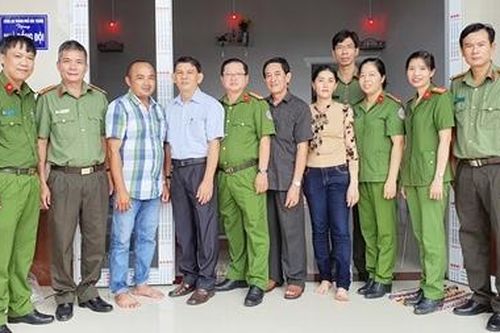 Bàn giao nhà nghĩa tình đồng đội