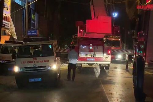 Sập giàn giáo trên phố Hà Nội, 3 người chết