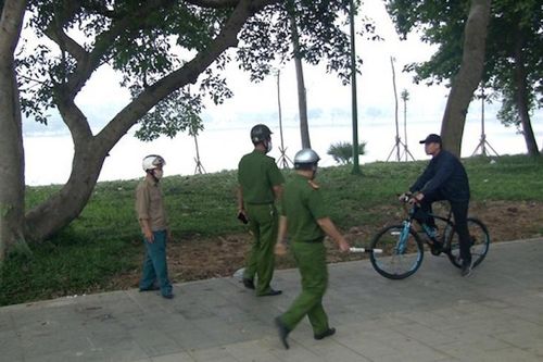 Huế xử phạt người dân không đeo khẩu trang khi ra đường