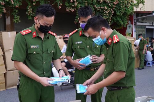 Giữa dịch COVID-19, 800.000 khẩu trang không rõ nguồn gốc bị thu giữ