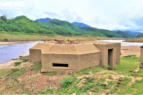 Hạn hán khốc liệt, lô cốt quân sự lộ thiên sau 8 năm chìm dưới lòng hồ thủy điện