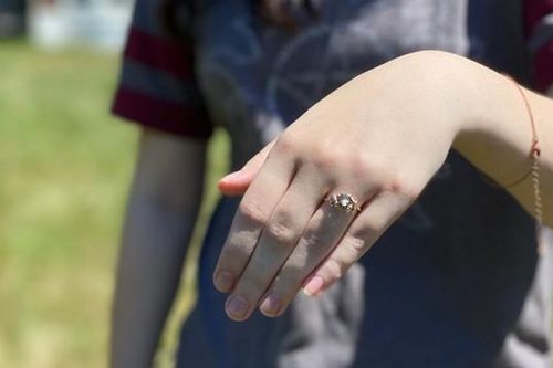 Chiếc nhẫn bị đánh mất bỗng xuất hiện ở nơi bất ngờ nhất, vào thời điểm kỳ lạ nhất